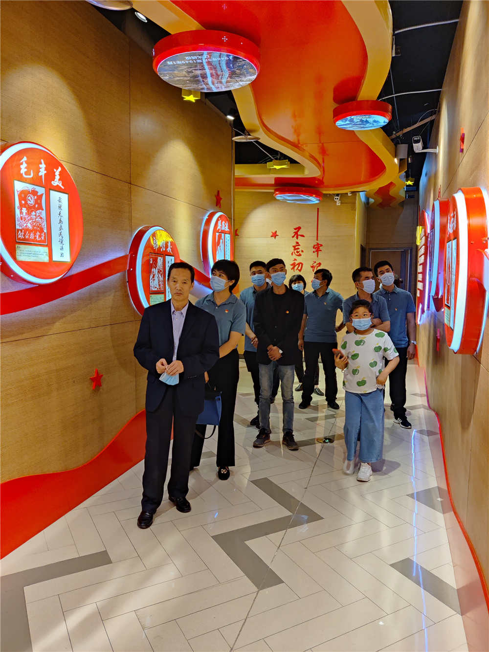 重温红色历史  传承奋斗精神